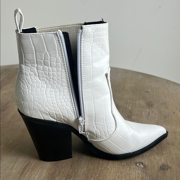 ASOS White Croc-Embossed Western Style Pointy Toe Cowboy Ankle Boots Size 6 - Picture 6 of 16